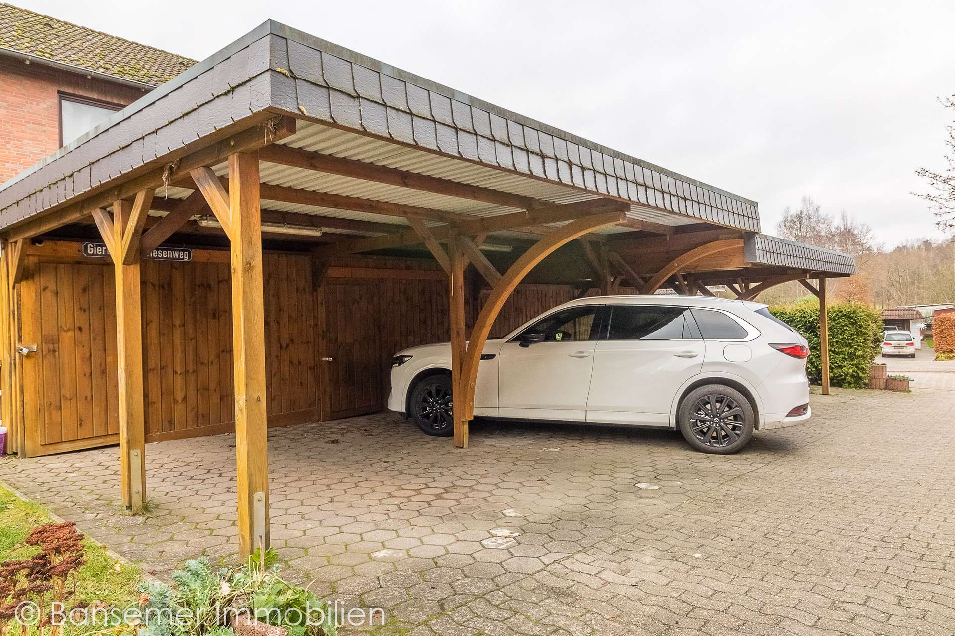 Carportstellplatz mit Schuppen