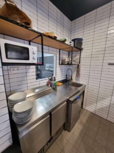 Durchreiche Küche und Zubereitungsbereich