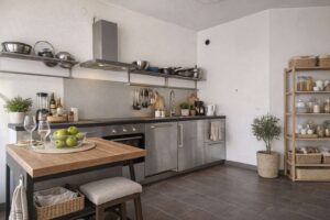 Küche mit Holz und Edelstahl