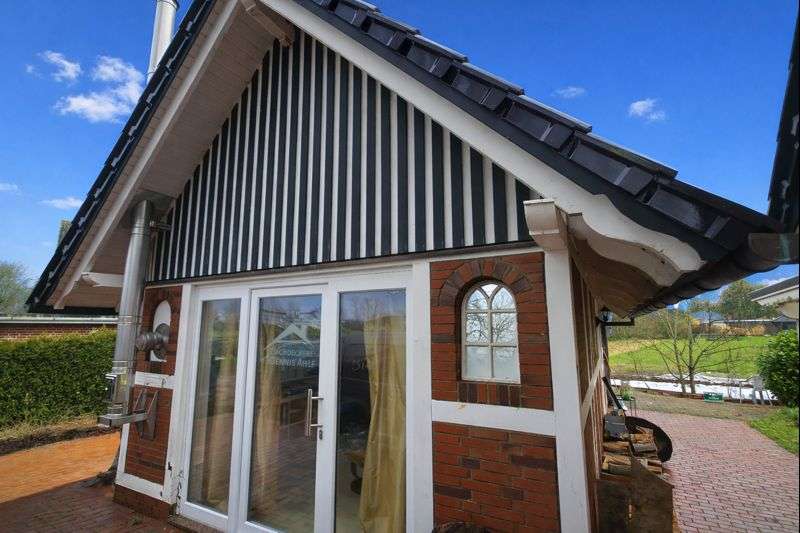 Nebengebäude von der Auffahrt