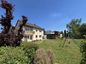 Gartenansicht mit Blick auf die Rückfassade