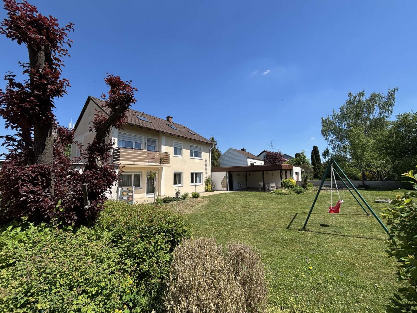 Gartenansicht mit Blick auf die Rückfassade