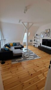 Erstes Zimmer rechts 2 - (KI generiert)