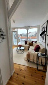 2. Zimmer rechts mit Terrasse  - (KI generiert)