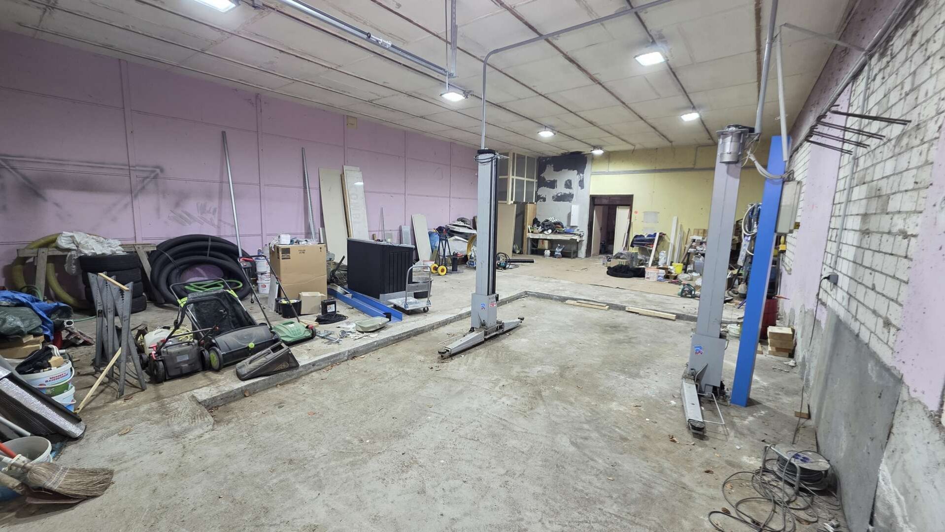 Halle mit Hebebühne