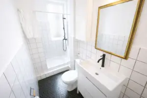 Weiß gefliestes Duschbad