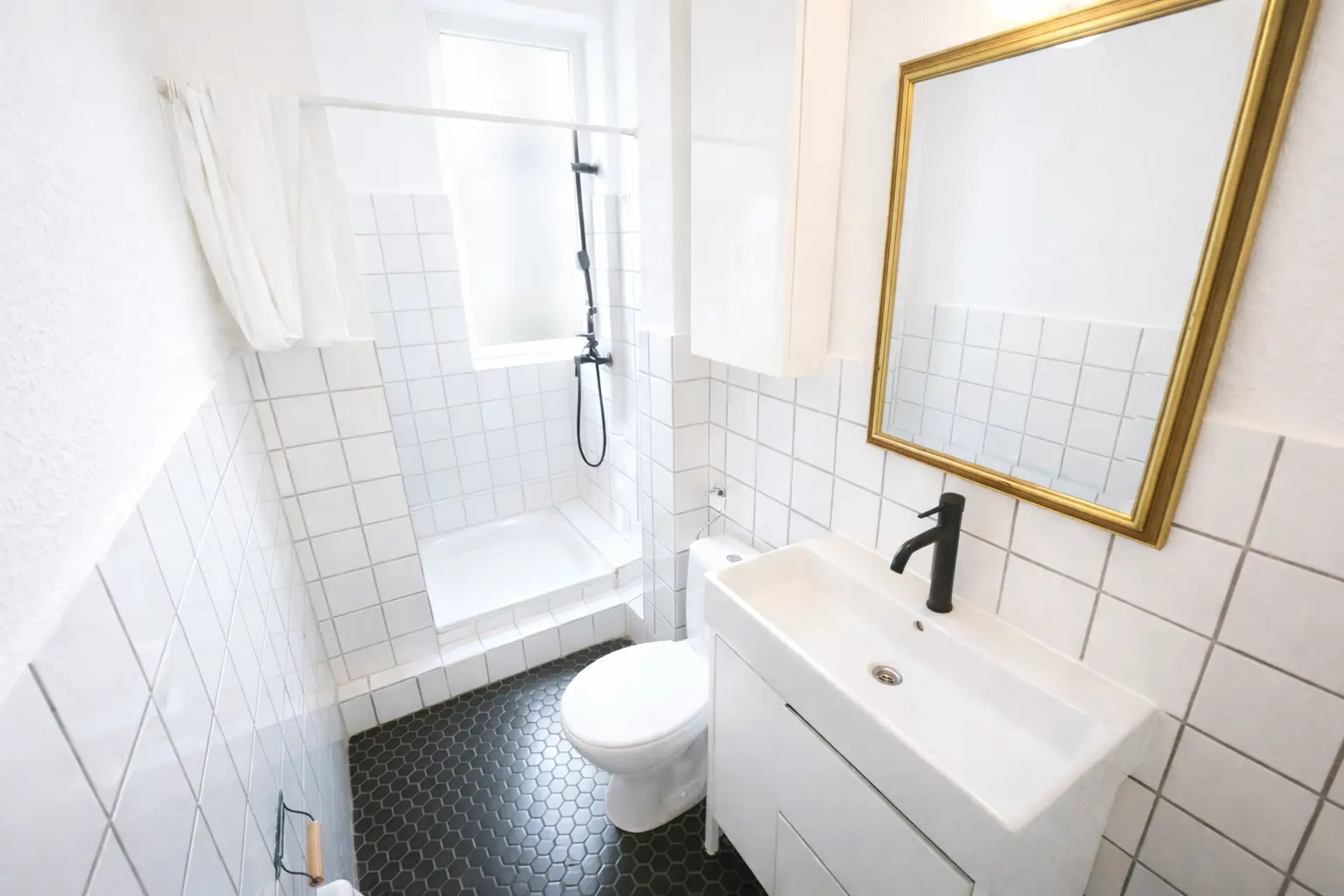 Weiß gefliestes Duschbad