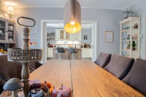 Esszimmer mit Blick in die Küche