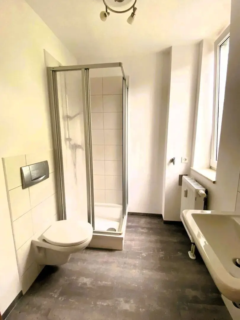 Badezimmer mit Tageslicht, Dusche und WM-Anschluss