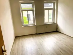 großzügiges, helles Wohnzimmer