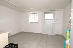 Kellerr. mit Ausgang zur Terrasse - (KI)