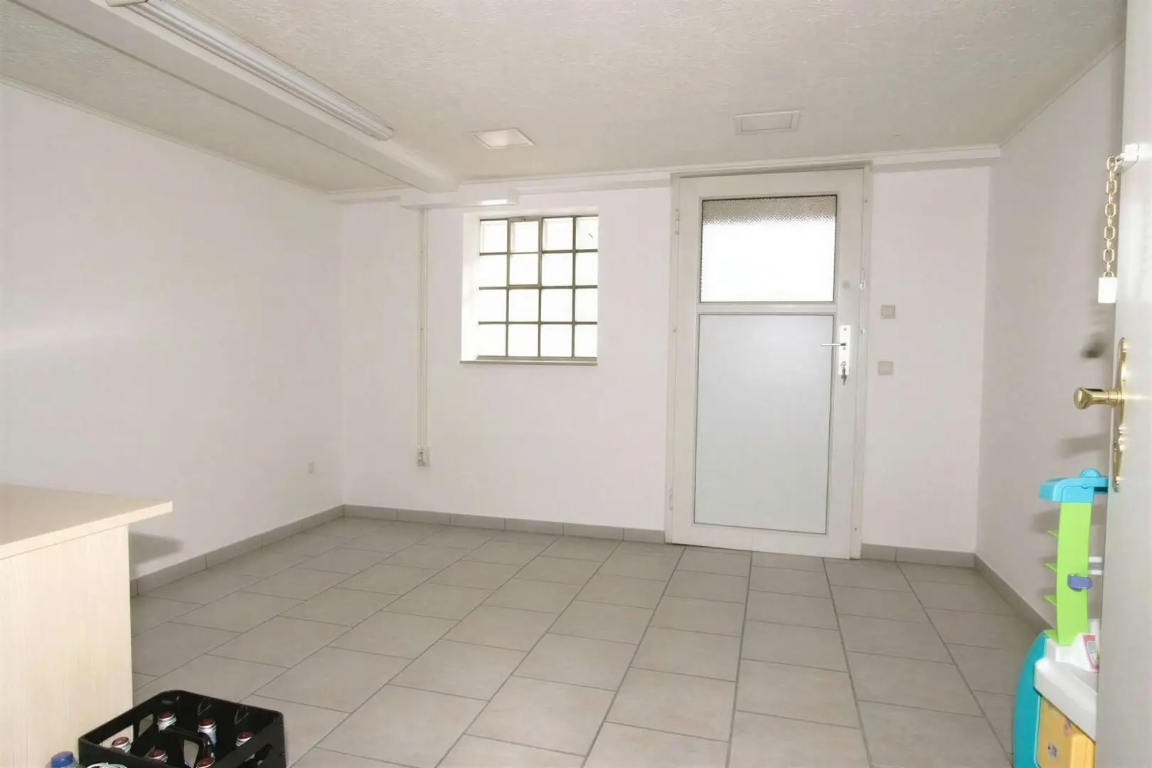 Kellerr. mit Ausgang zur Terrasse - (KI)