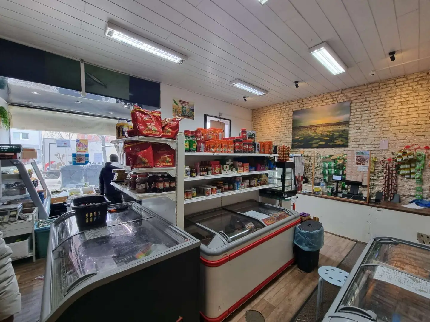 Verkaufsraum 1 und Kasse u Schaufenster