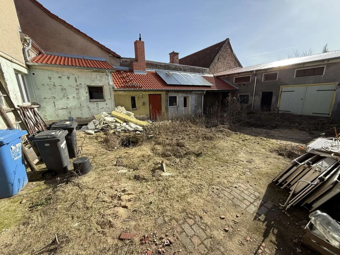 Innenhof mit Nebengebäuden 1