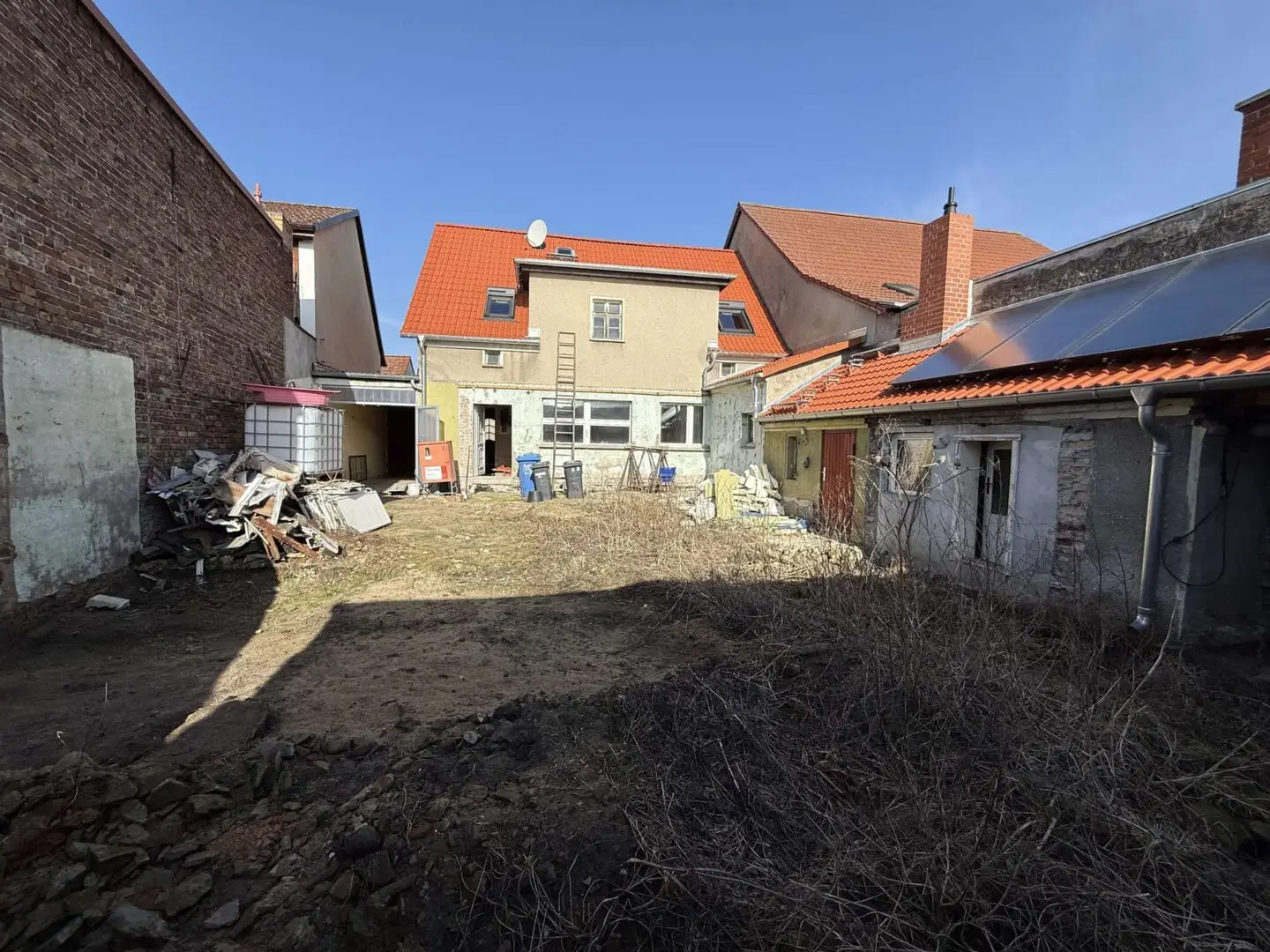 Innenhof mit Nebengebäuden 2