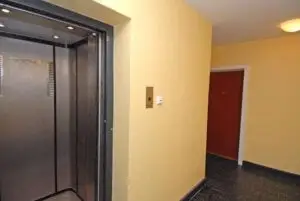 Fahrstuhl im Treppenhaus