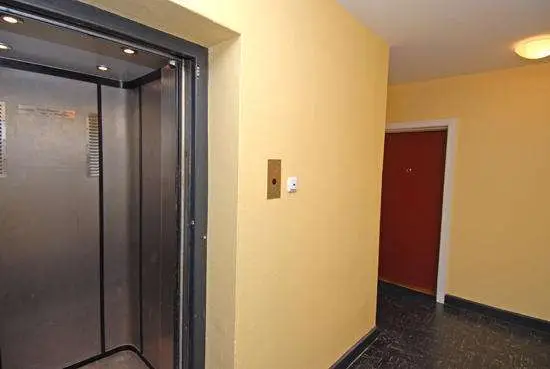 Fahrstuhl im Treppenhaus