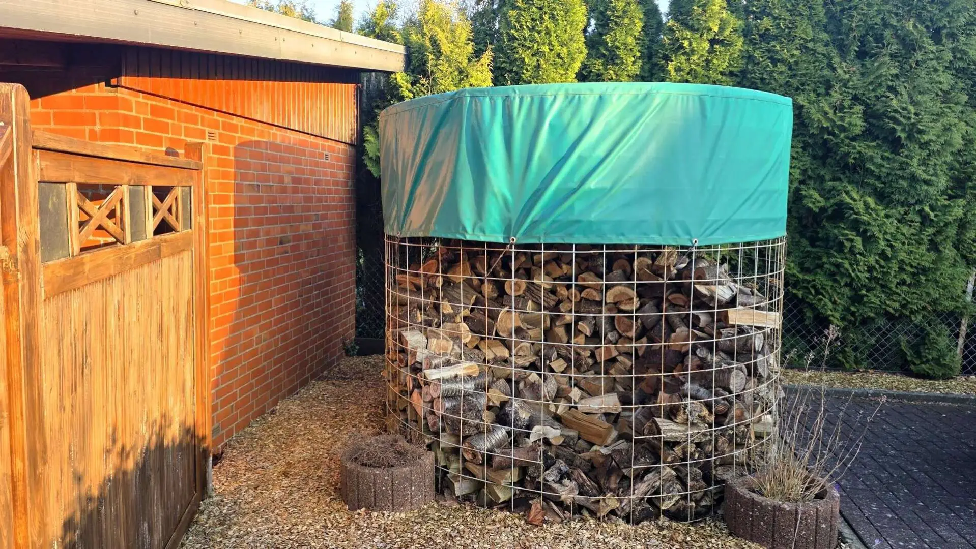 Holzlager im Garten