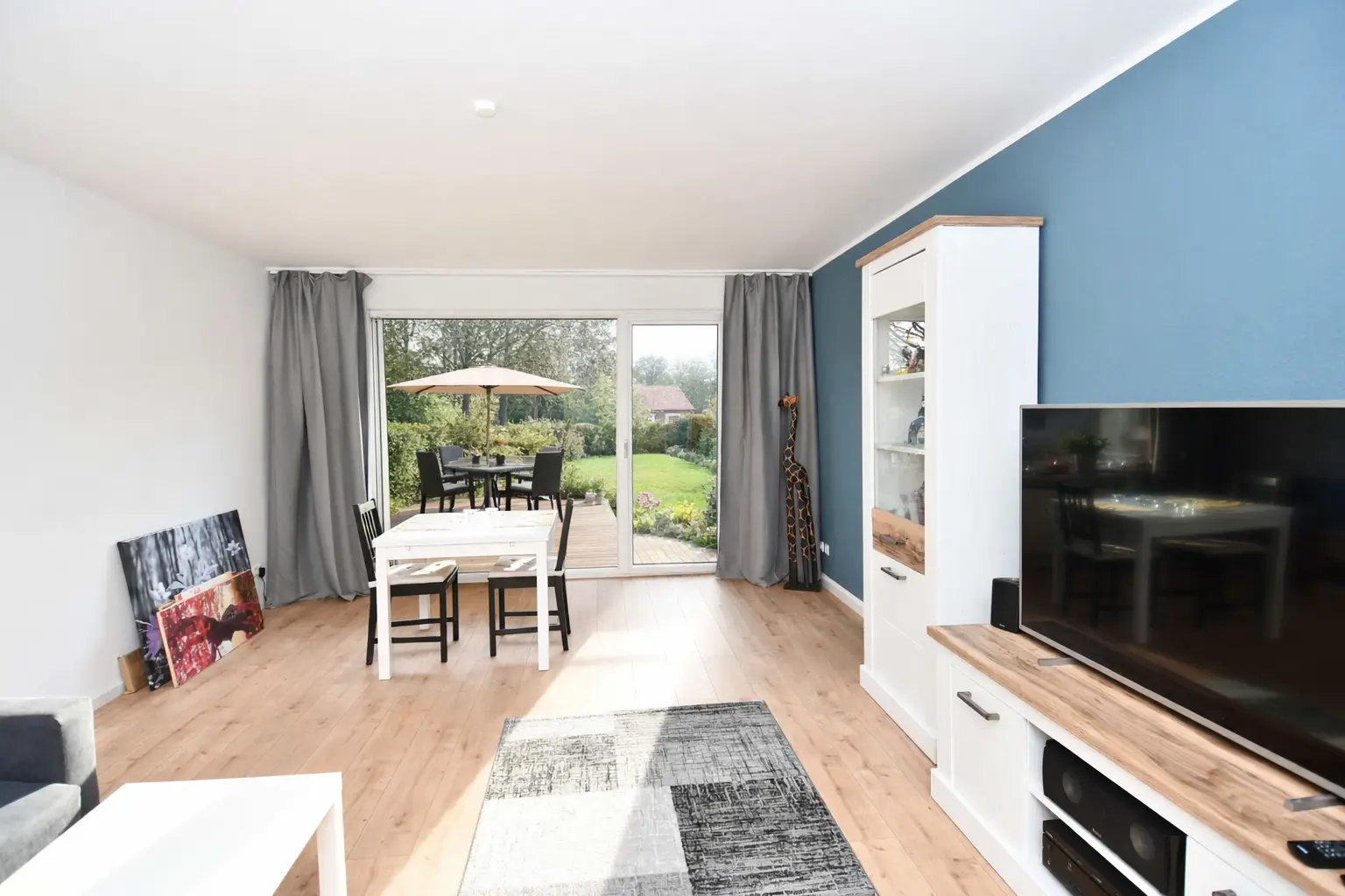 Wohnzimmer mit Terrasse (Beispiel)