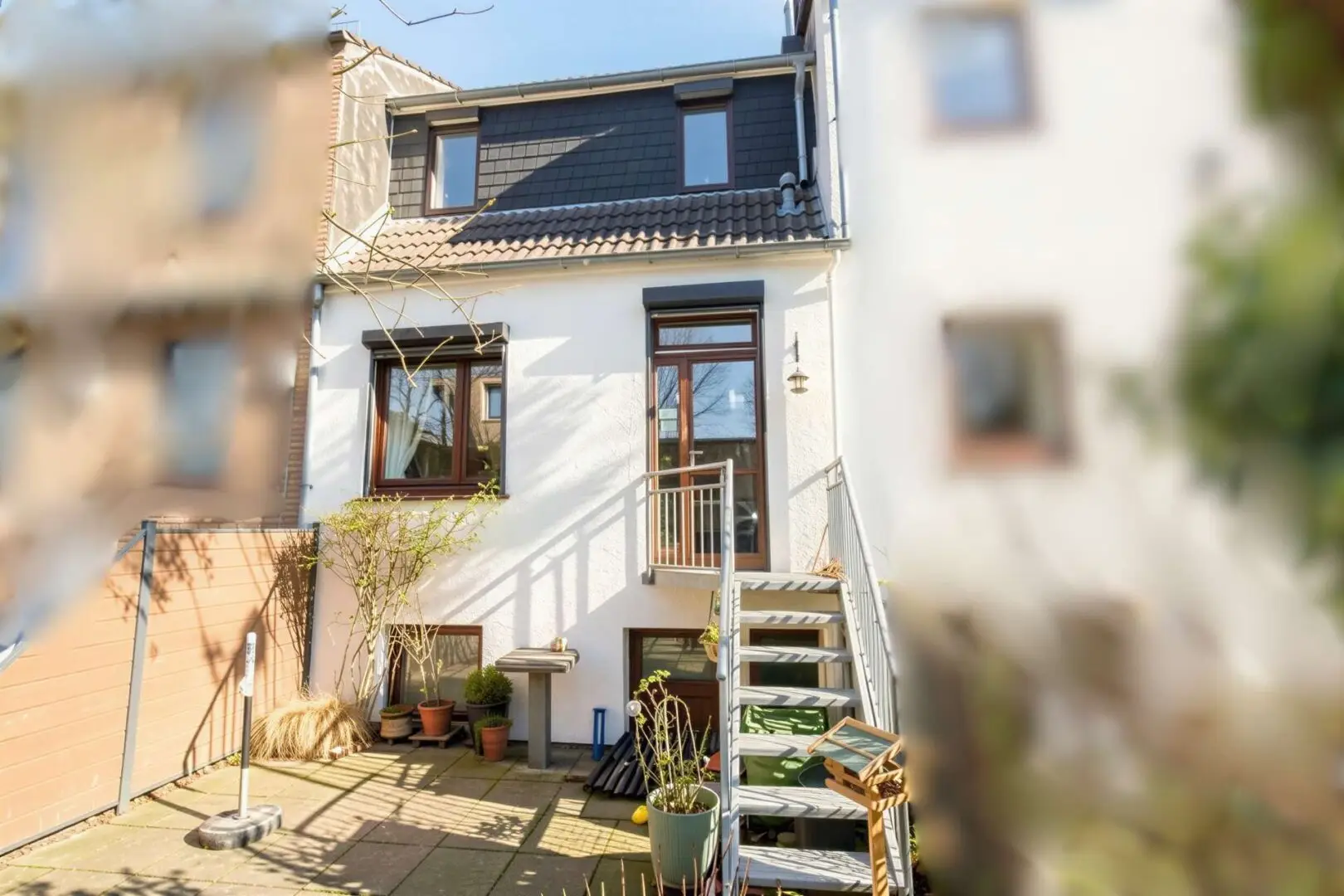 Ansicht aus dem Garten (KI)