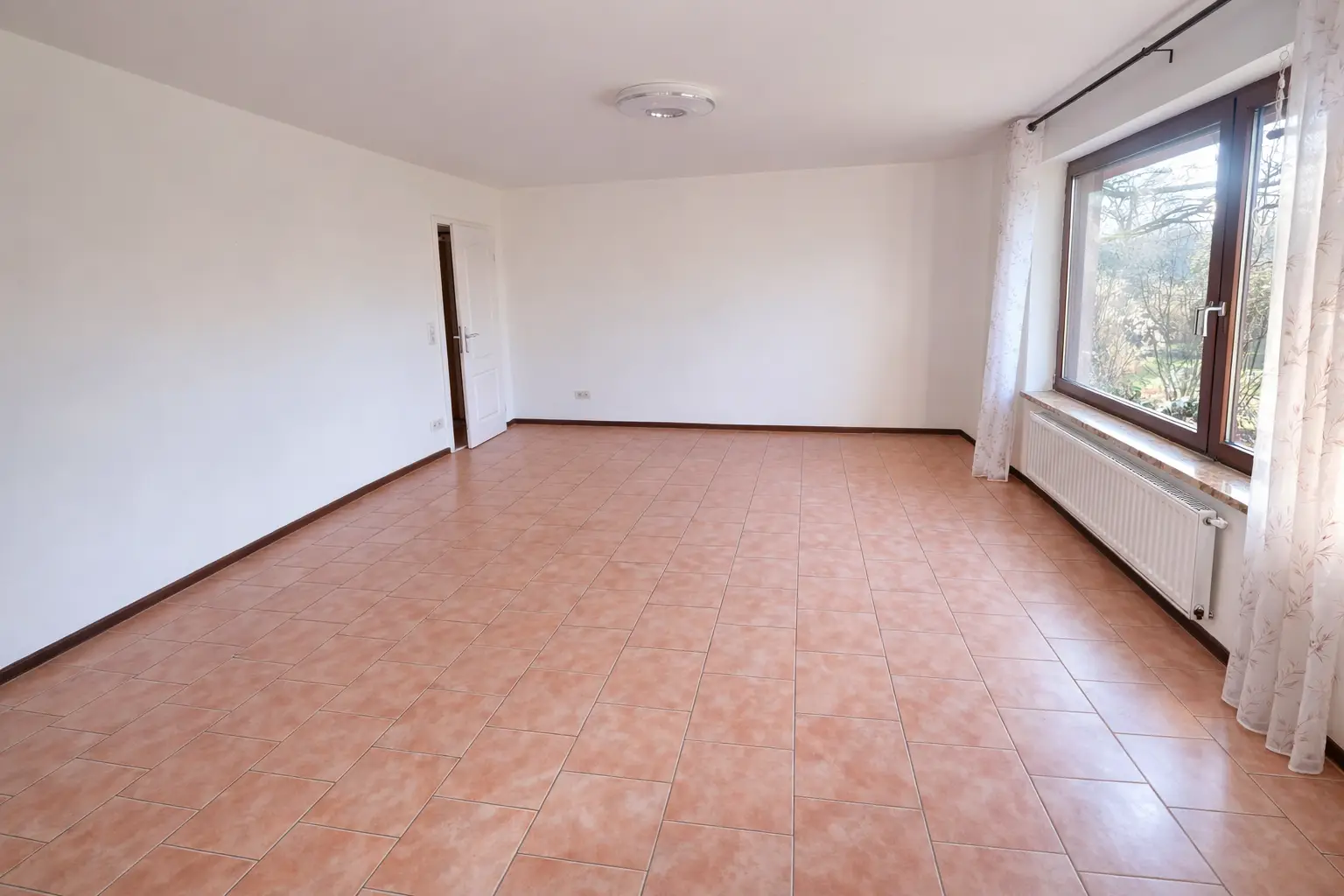 Wohnzimmermit Blick aus Küche unten