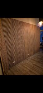 Holzvertäfelte Wand
