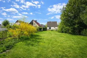 Westansicht des Grundstückes