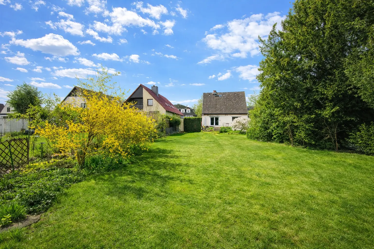 Westansicht des Grundstückes