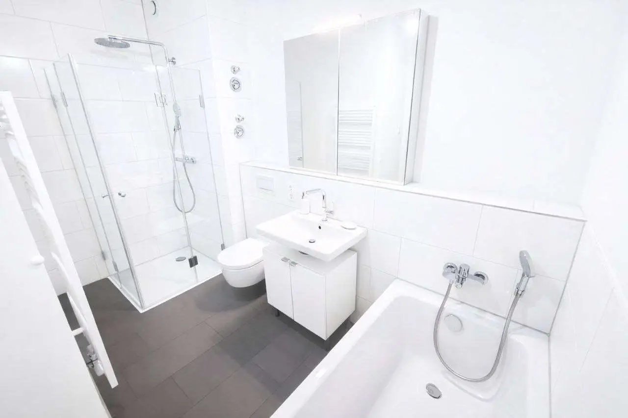 Vollbad mit separater Dusche