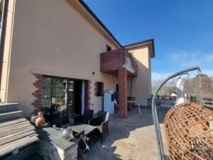 Blick Hauseingang und Balkon