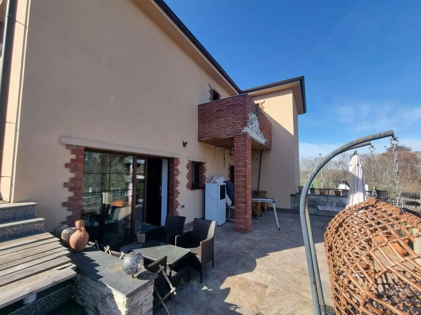 Blick Hauseingang und Balkon