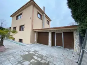 Haus, Auffahrt und zwei Garagen