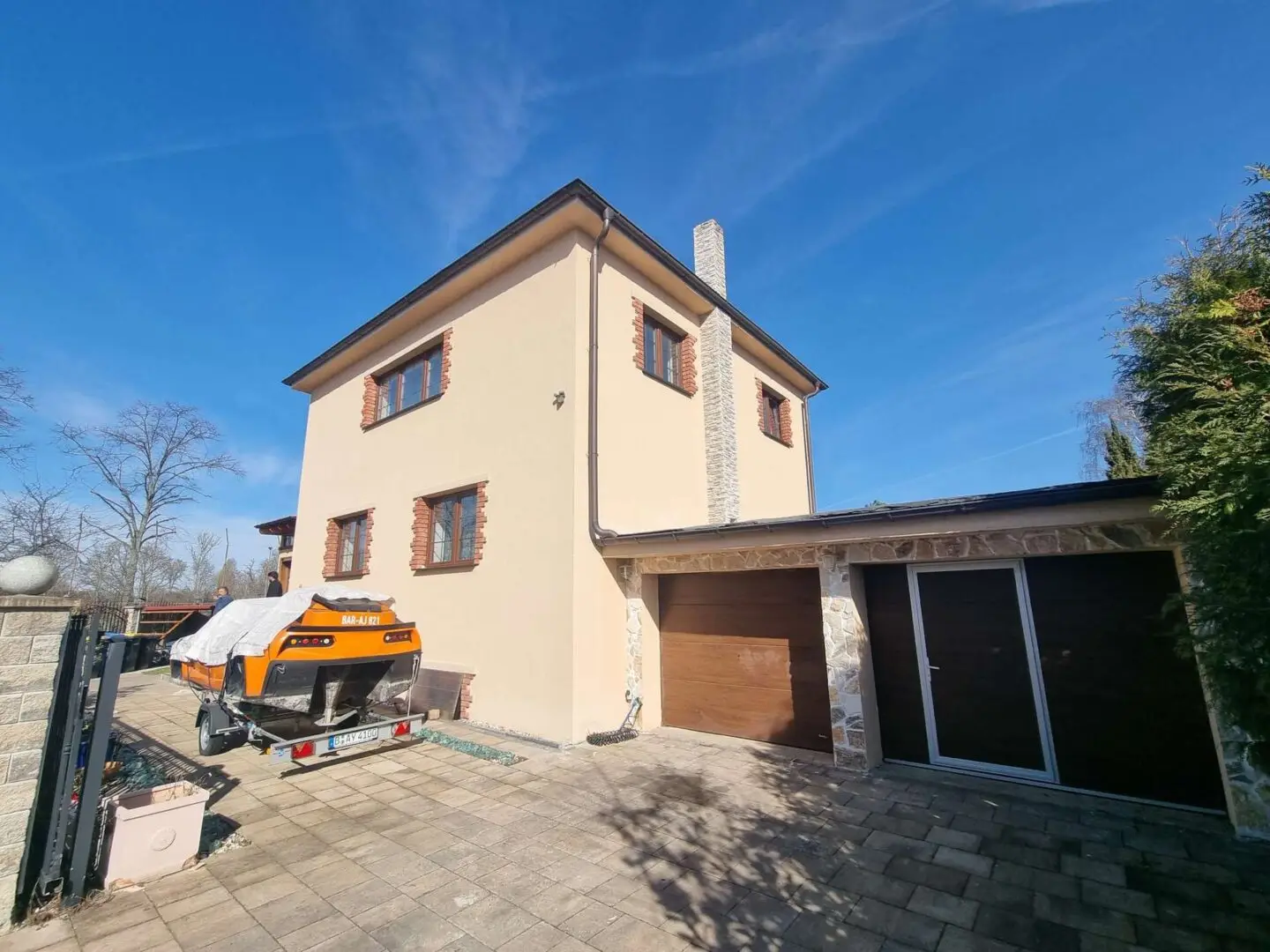 Ansicht Hausfront mit 2 Garagen