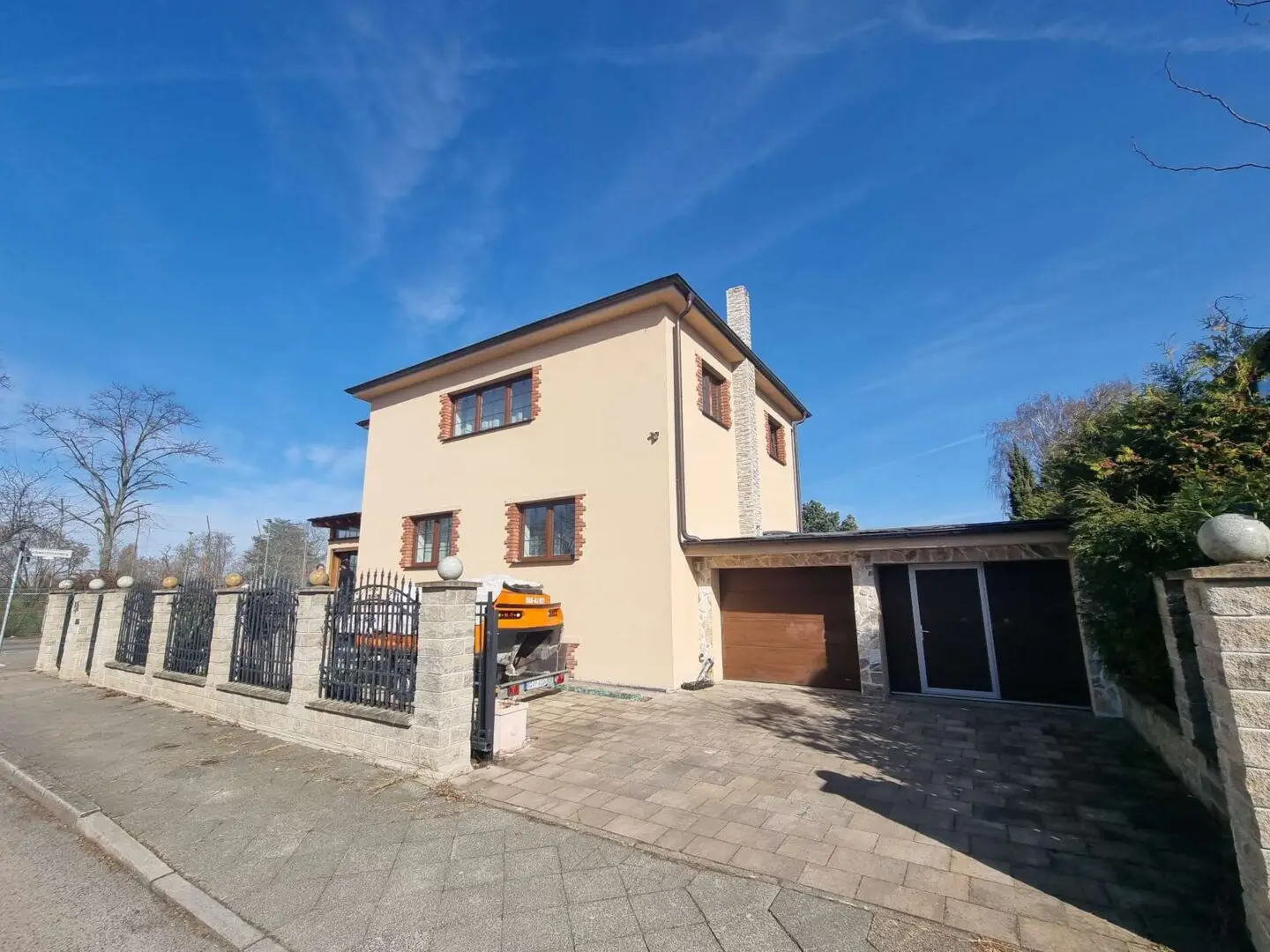 Hausansicht mit Zaun