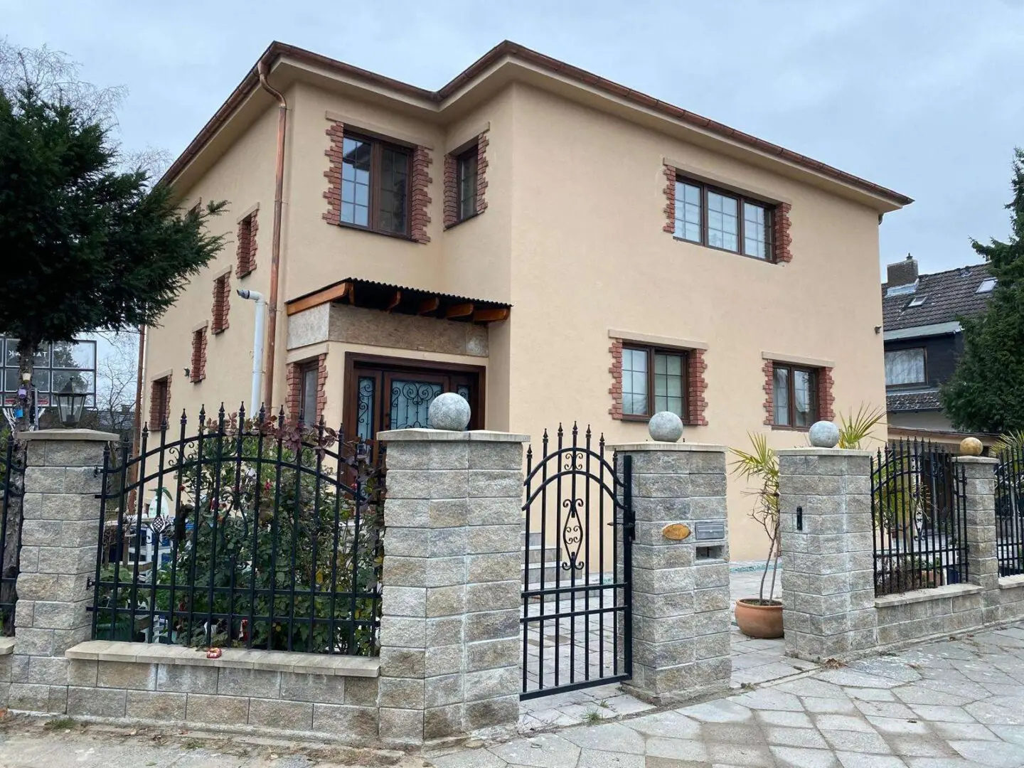 Außenansicht Haus frontal links