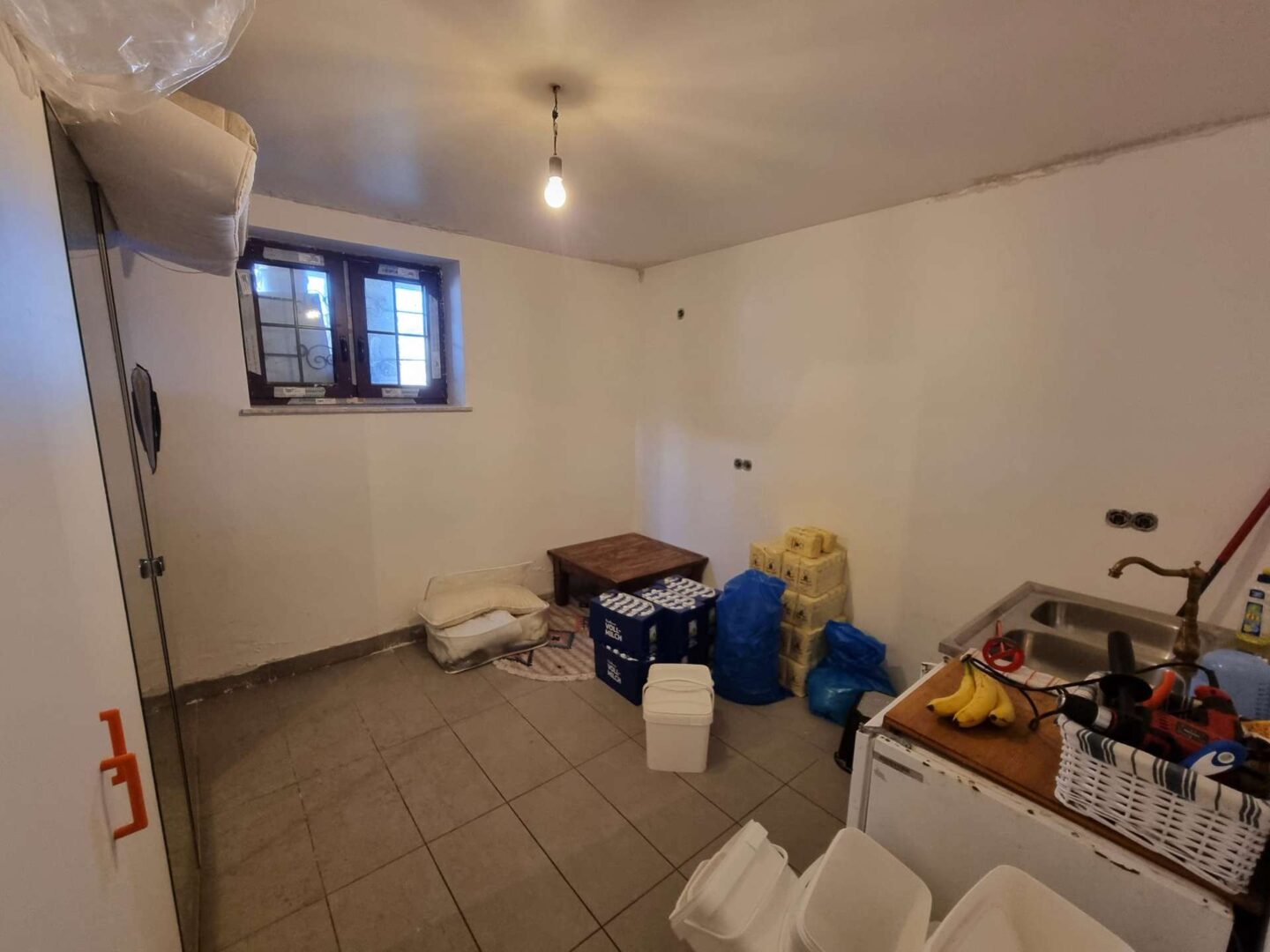 Küchenvorbereitung im Keller