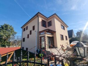 Hausqueransicht frontal top