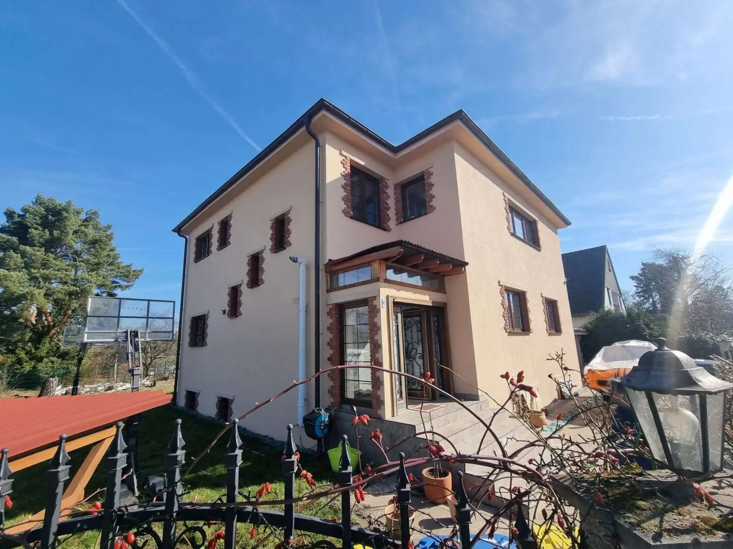 Hausqueransicht frontal top