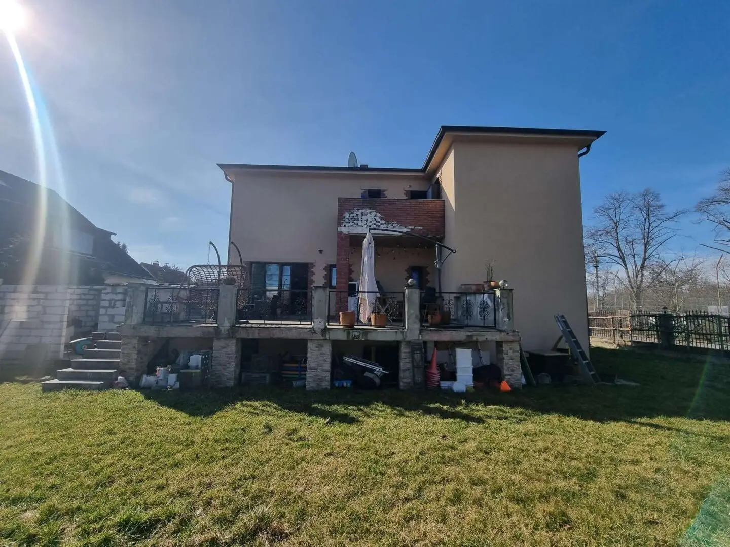 Zentraler Blick Hinterseite Haus