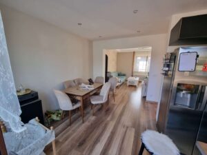 Esszimmer und Wohnzimmer vom Balkoneingang