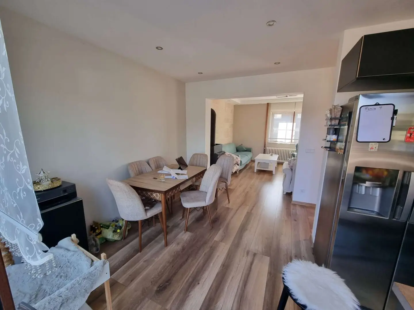 Esszimmer und Wohnzimmer vom Balkoneingang