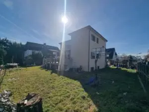 Großer Garten mit Basketballcourt