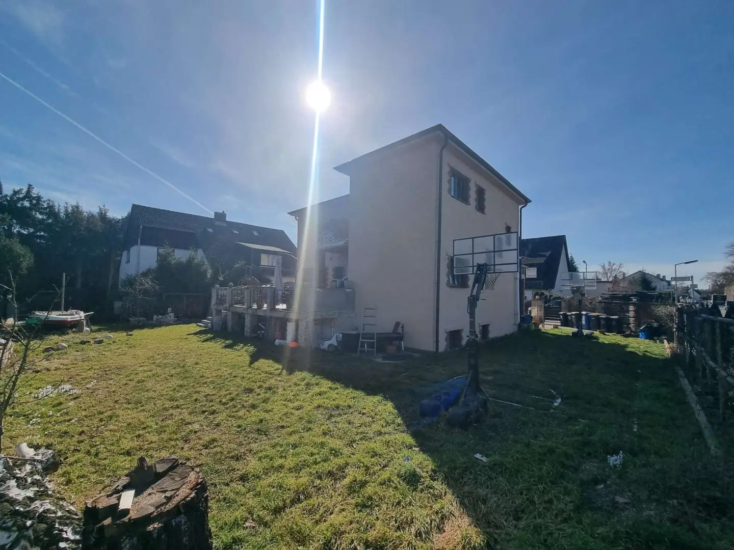 Großer Garten mit Basketballcourt