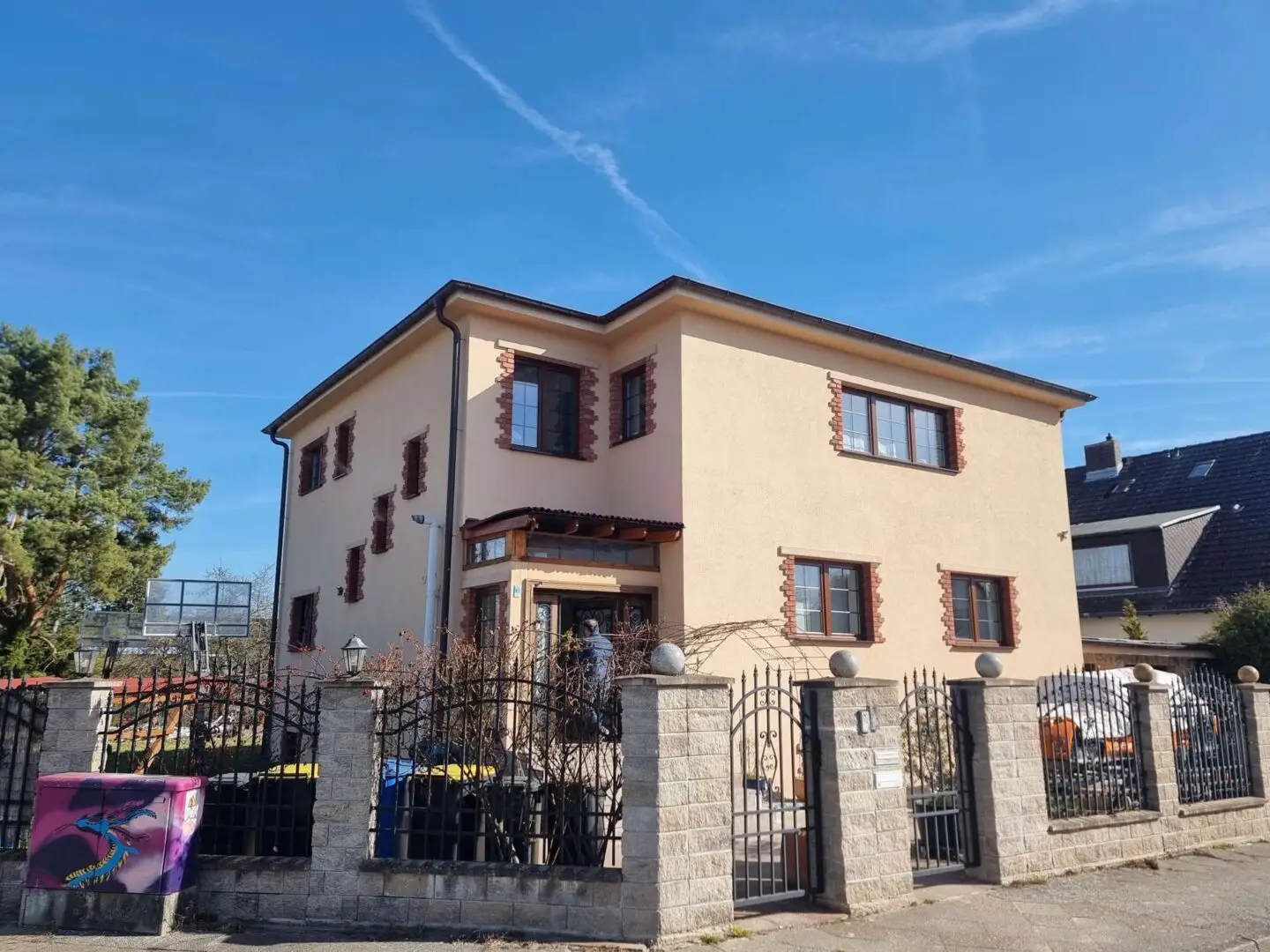 Hausansicht mit Zaun von quer front