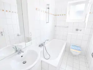 Weiß gefliestes Vollbad