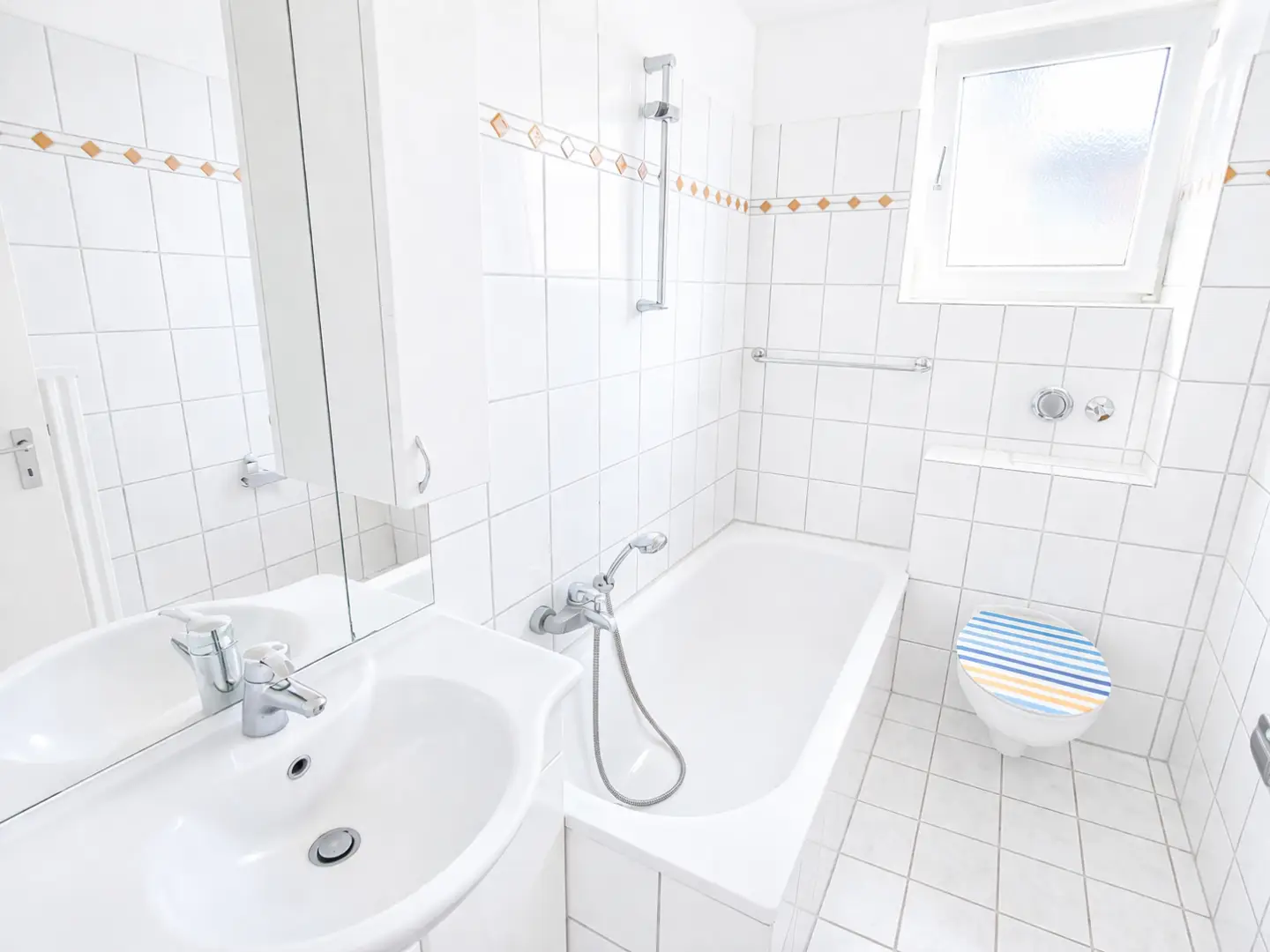 Weiß gefliestes Vollbad