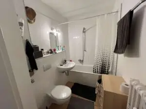 Weiß gefliestes Vollbad