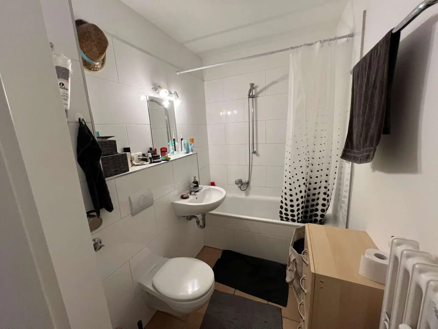 Weiß gefliestes Vollbad