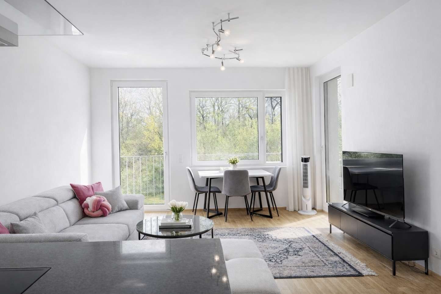 Wohnzimmer mit Blick ins Grüne