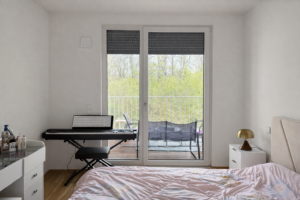 Schlafzimmer mit Blick zum Balkon